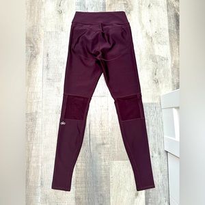 Alo Yoga Leggings in Dark Plum, Size XS